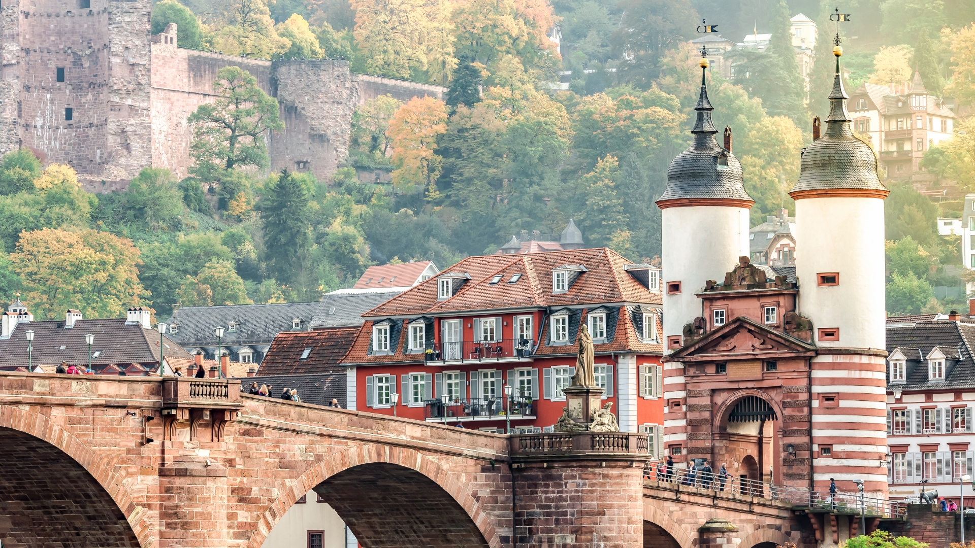 Blick auf die Alte Brücke in Heidelberg mit Brückentor, das in die Altstadt führt