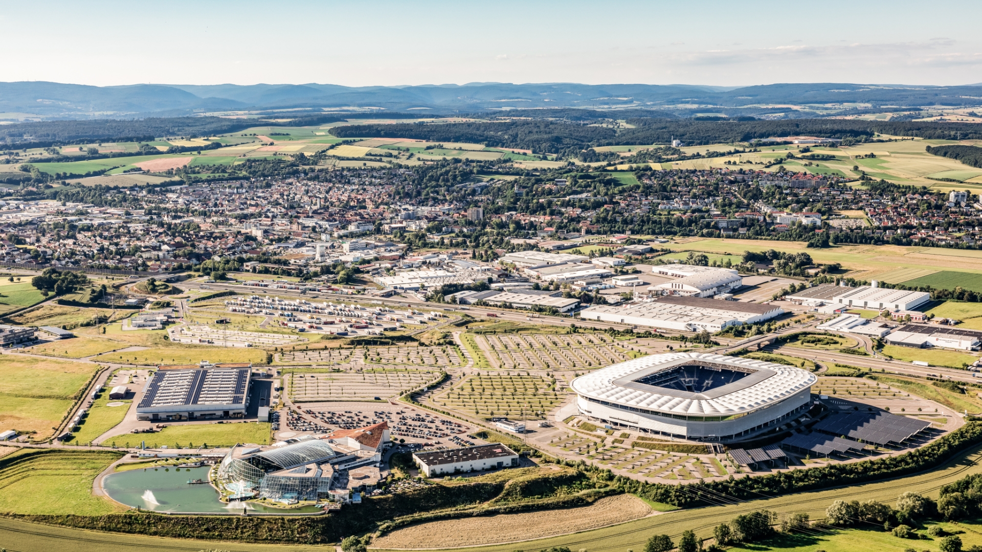 Luftaufnahme von Sinsheim mit Rhein-Neckar-Arena vorne rechts