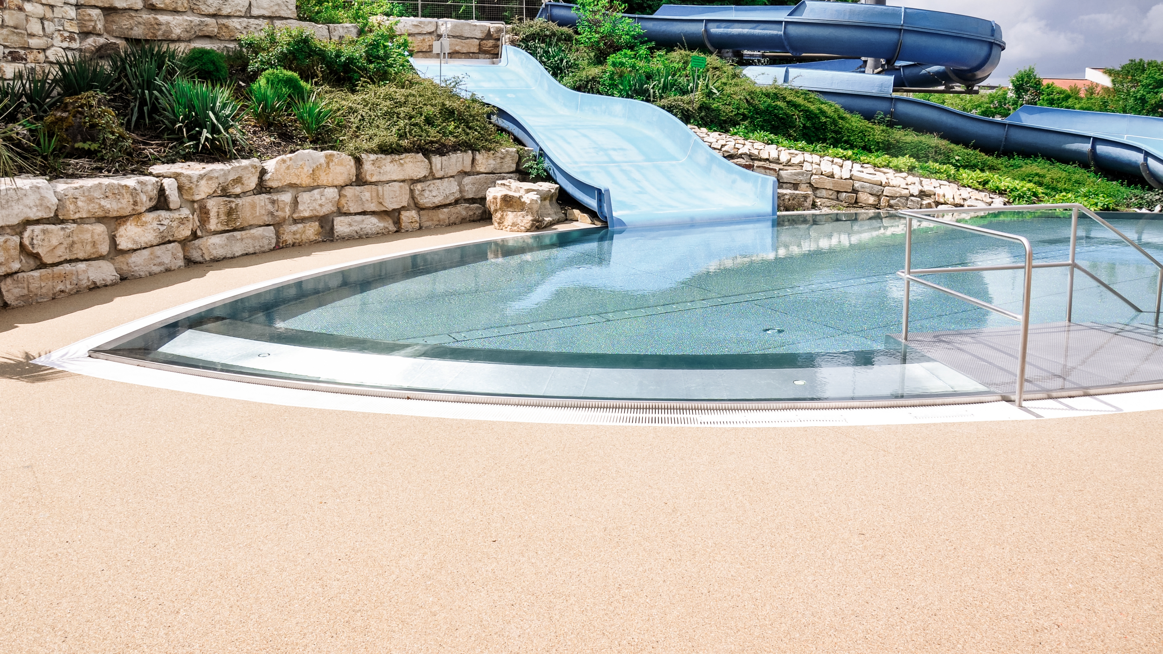 Blick auf breite Wasserrutsche im Freibad Dingolfing
