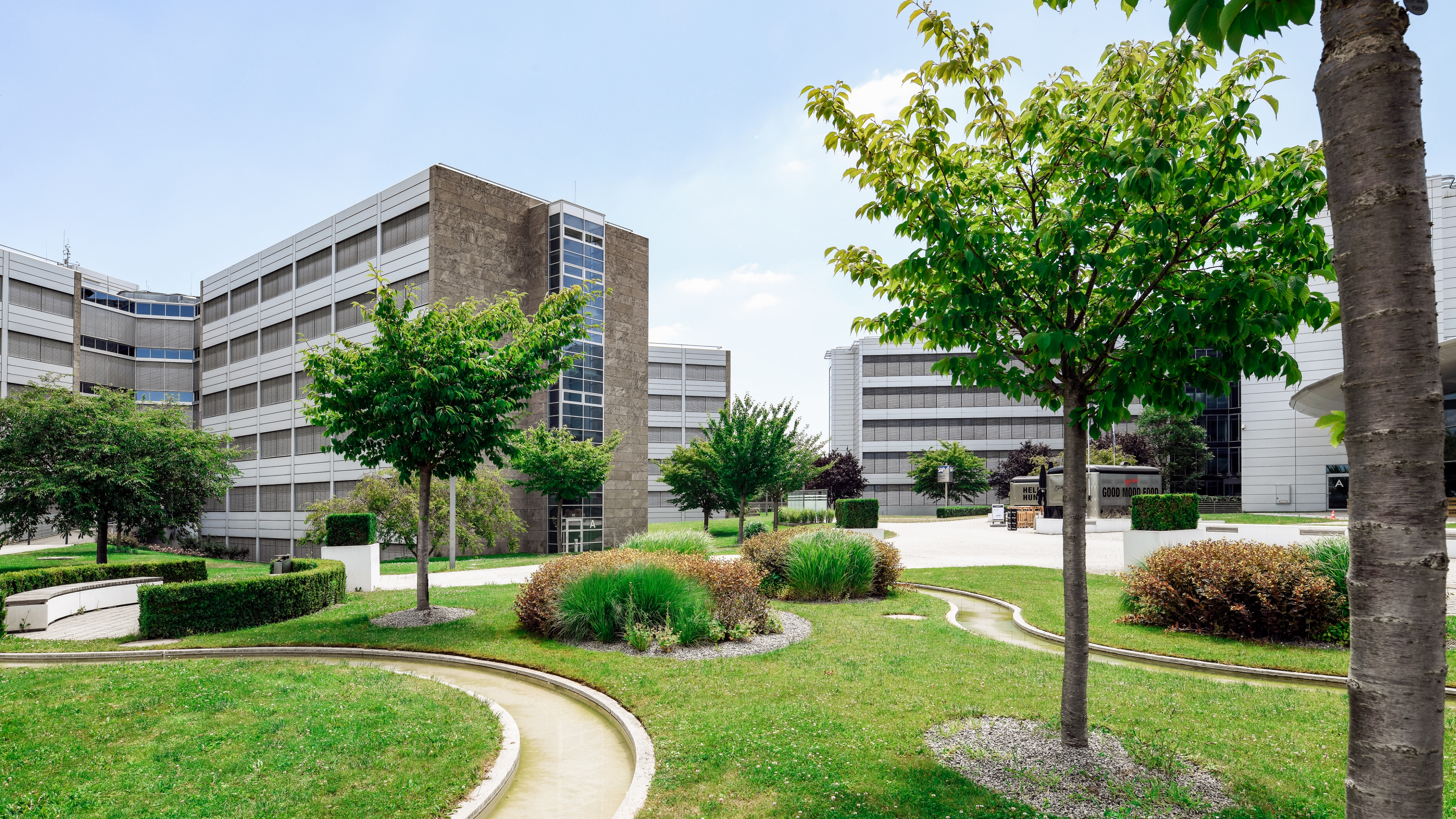 Blick auf die Grünanlagen der SAP in Wiesloch mit kleinem Wasserlauf